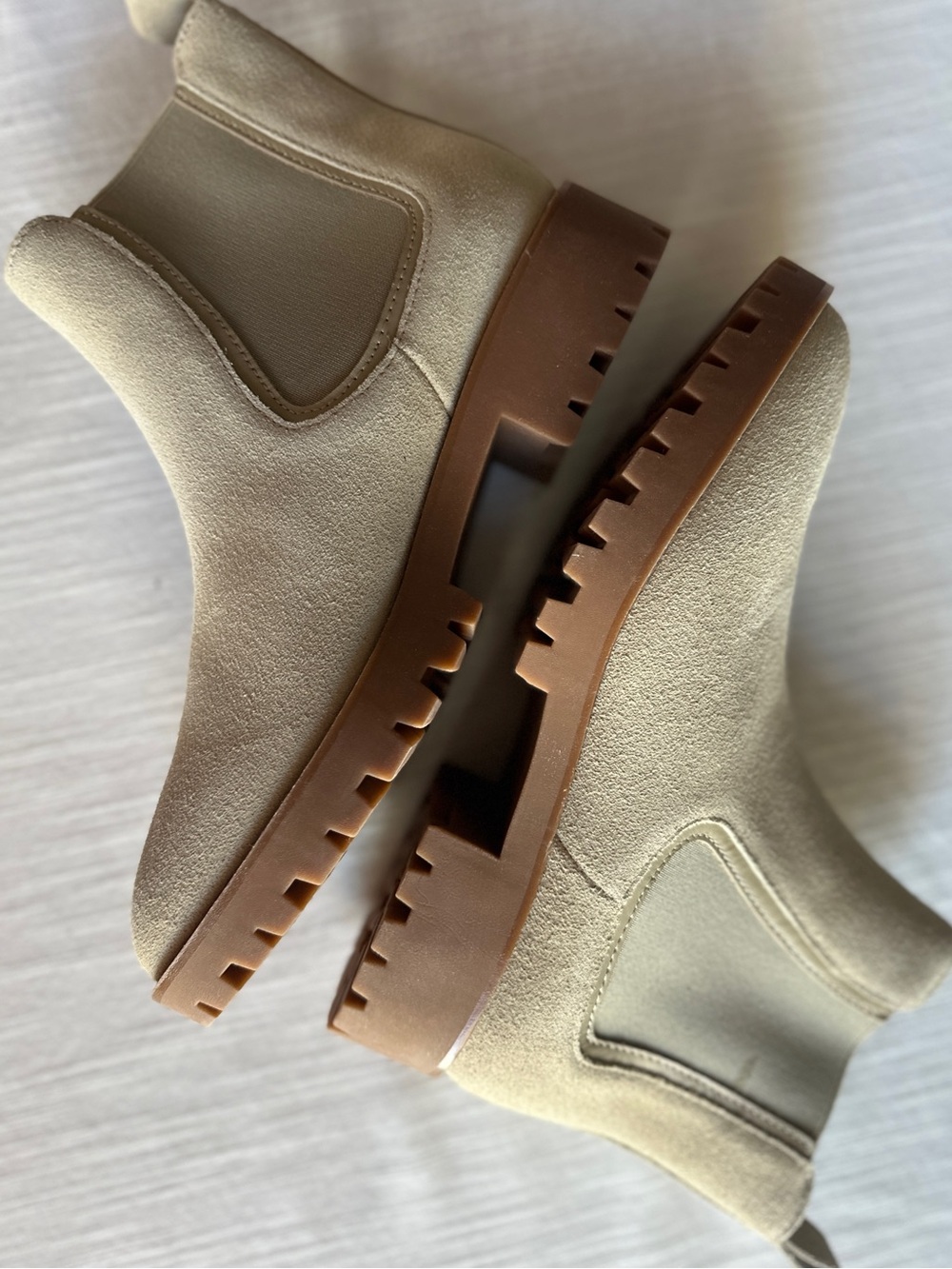Quince Italian Almond Suede Lug Sole Chelsea Boots Size 7.5 NWT - Picture 7 of 9